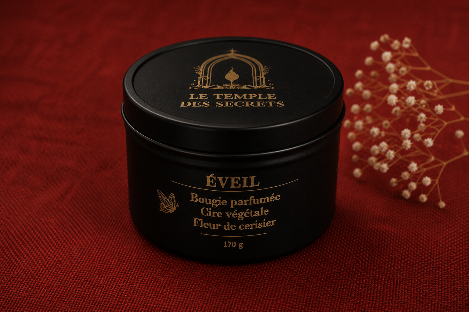 Bougie parfumée Éveil fleur de cerisier du Temple des Secrets sur fond rouge chaleureux.