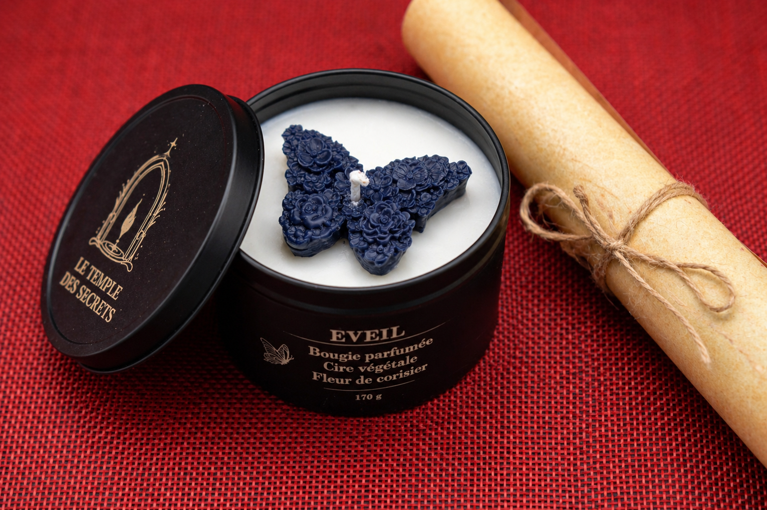 Bougie artisanale Éveil parfumée fleur de cerisier avec papillon noir décoratif en cire végétale.