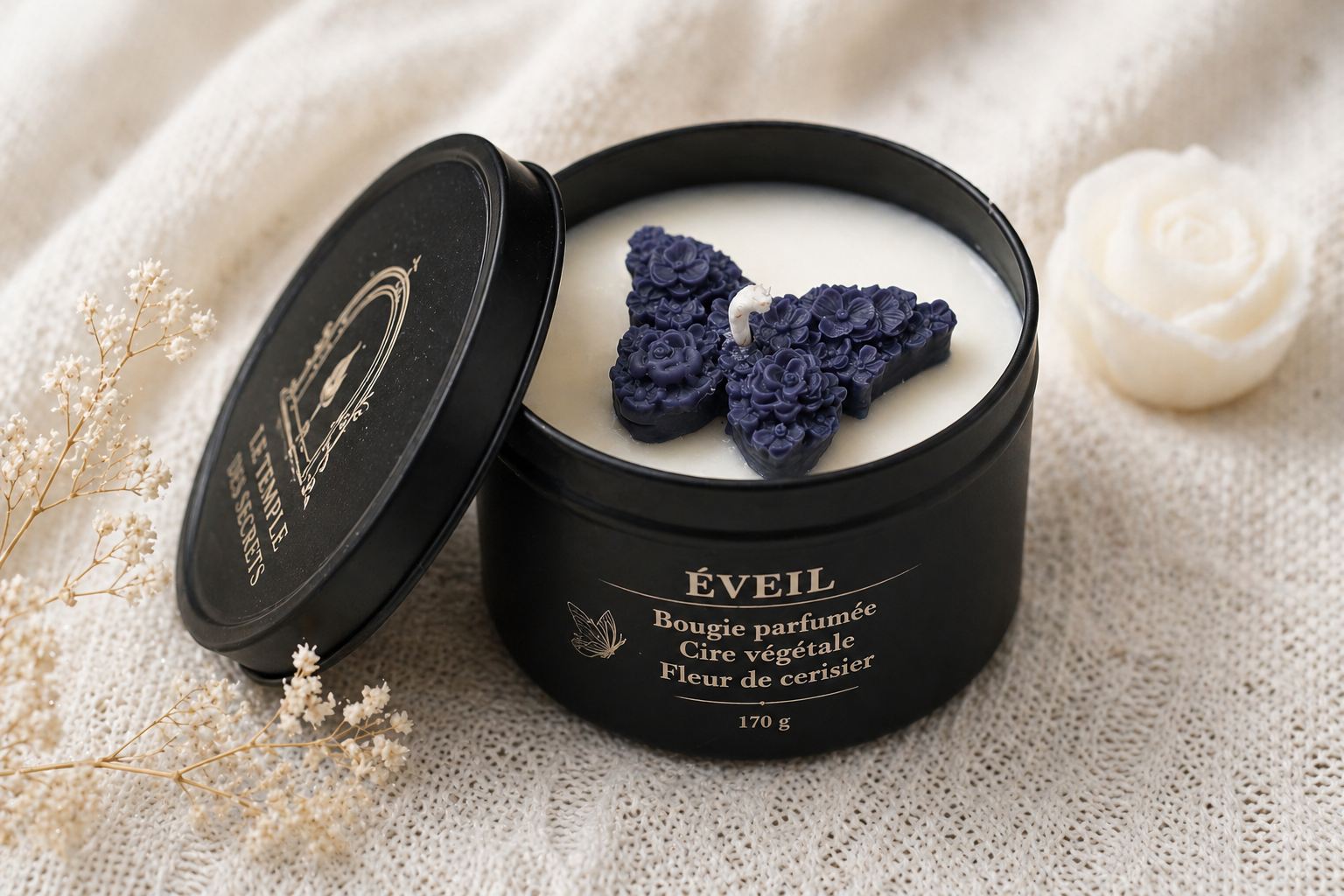 Bougie artisanale Éveil parfumée fleur de cerisier avec papillon violet en cire végétale.
