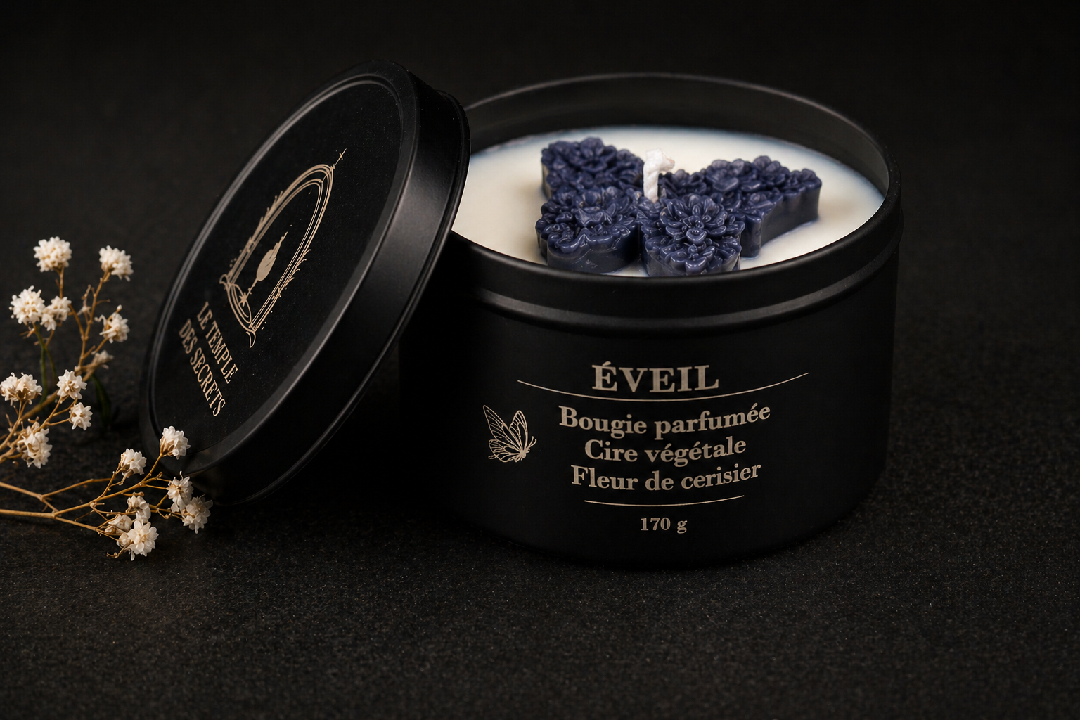 Bougie artisanale Éveil parfumée fleur de cerisier avec papillon noir en cire végétale dans un pot noir élégant.
